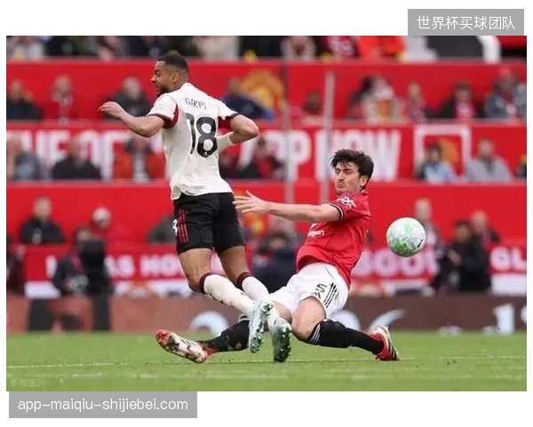 马奎尔的落选或削弱定位球防守，图赫尔为提升防线机动性甘冒风险。